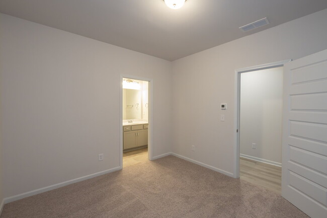 Building Photo - "Spacious 4-Bedroom Retreat with 3.5 Baths...