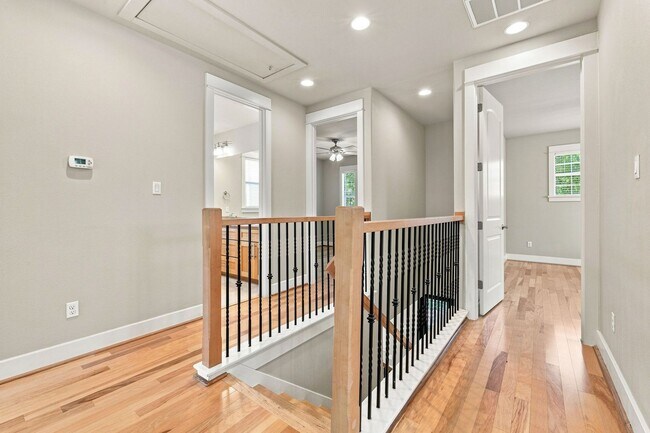 Building Photo - 305 Zennia St