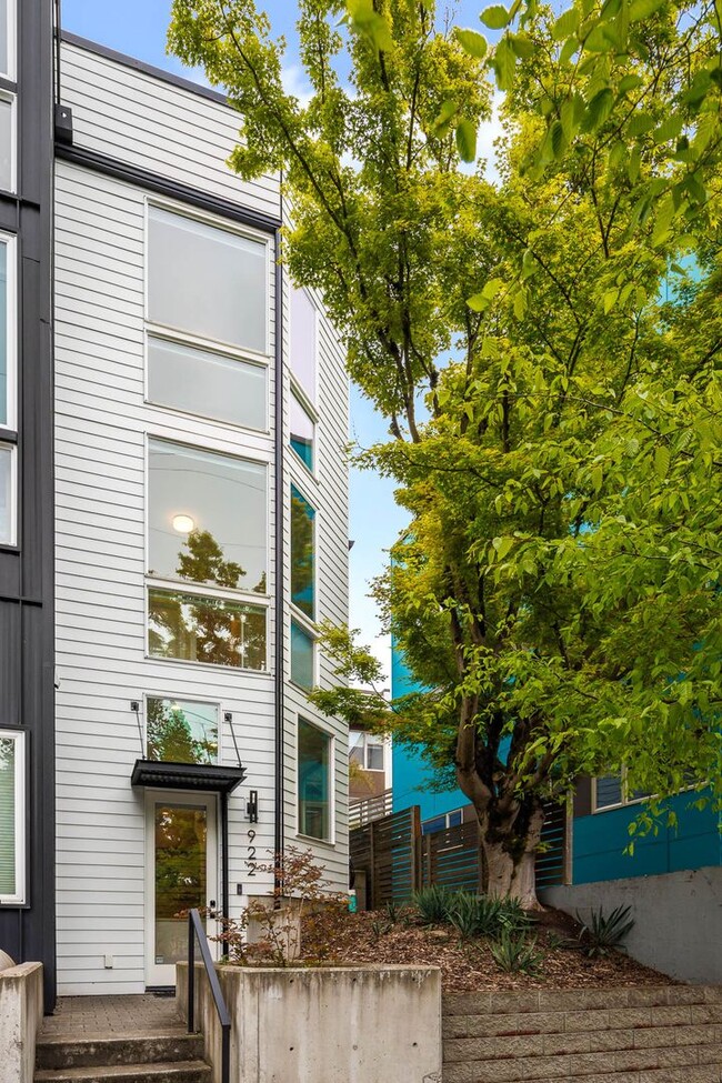 Building Photo - 922 14th Ave