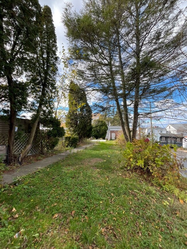 Building Photo - Beautifully remodeled single-family residence offers approximately 1,330 square feet of living sp...