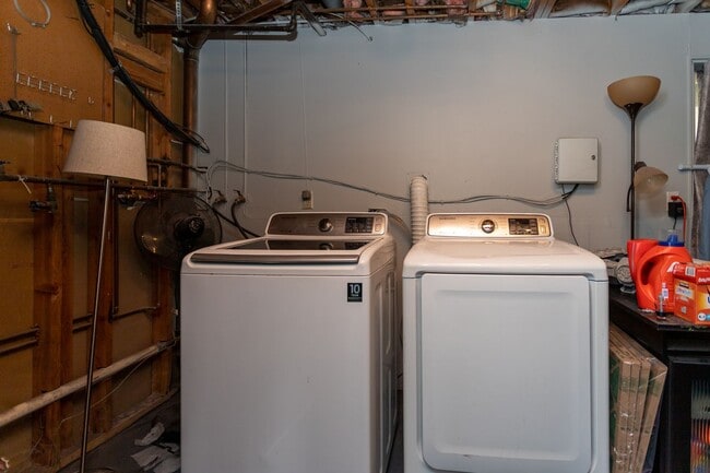 Building Photo - Peaceful Bi-Level Home in a Quiet Cul-de-Sac