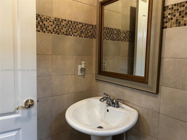 Building Photo - 7630 SW 73rd Pl