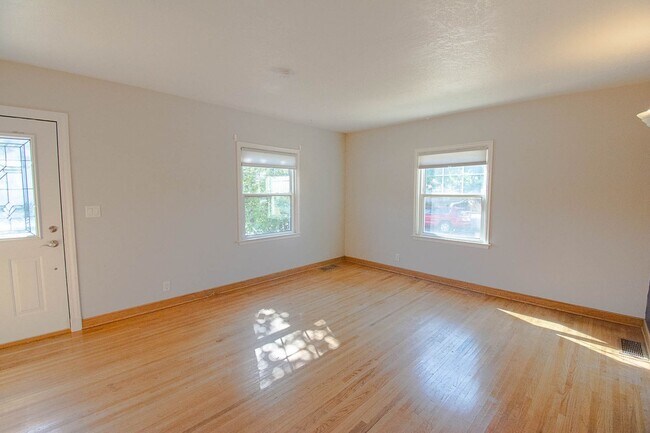Building Photo - 903 12th Ave NE