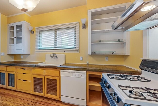 Building Photo - HISTORIC Edo BUNGALOW 2 Bedroom 1 Bath