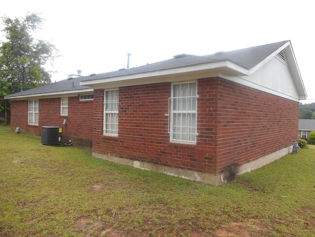 Building Photo - 3 Bedroom 2 Bath Near Fort Gordon in Hephz...