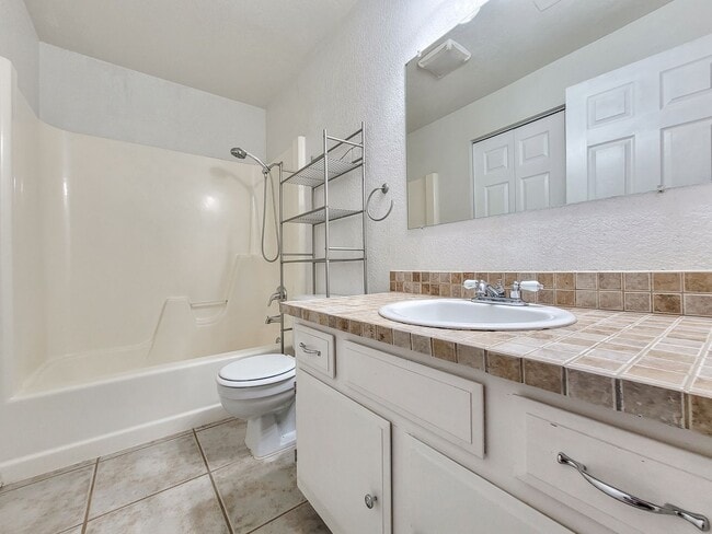 Building Photo - Bright End-Unit Townhome Across from Edmonds College