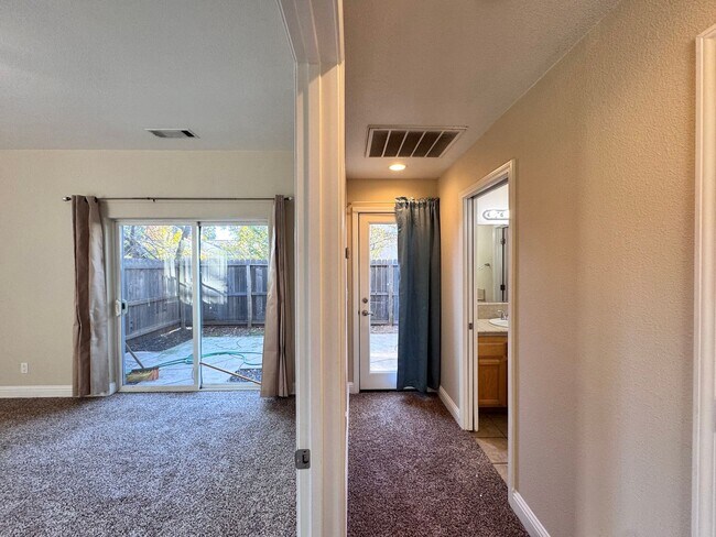 Building Photo - 215