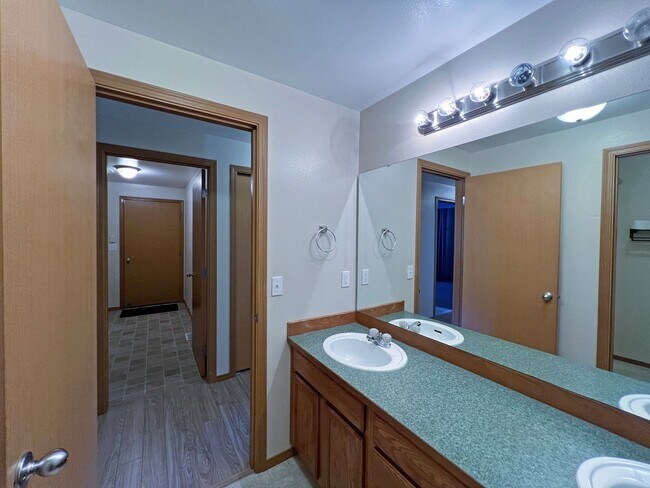 Building Photo - Price Drop!-Exceptional 2200 sq ft Three Bedroom 2 Bath Rambler in Fed Way - with A/C