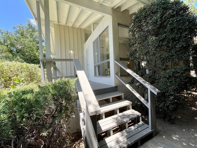 Building Photo - 2 Bedroom 1 Bath Room Fully Updated Single...