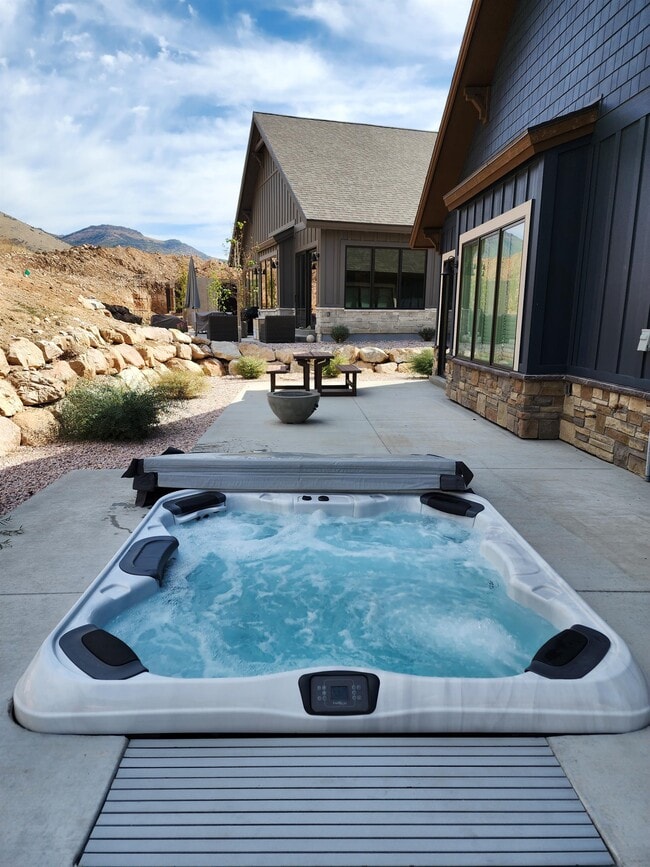 Building Photo - 5979 E Big Horn Pkwy