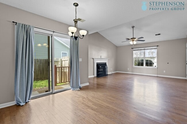 Building Photo - Chapin home