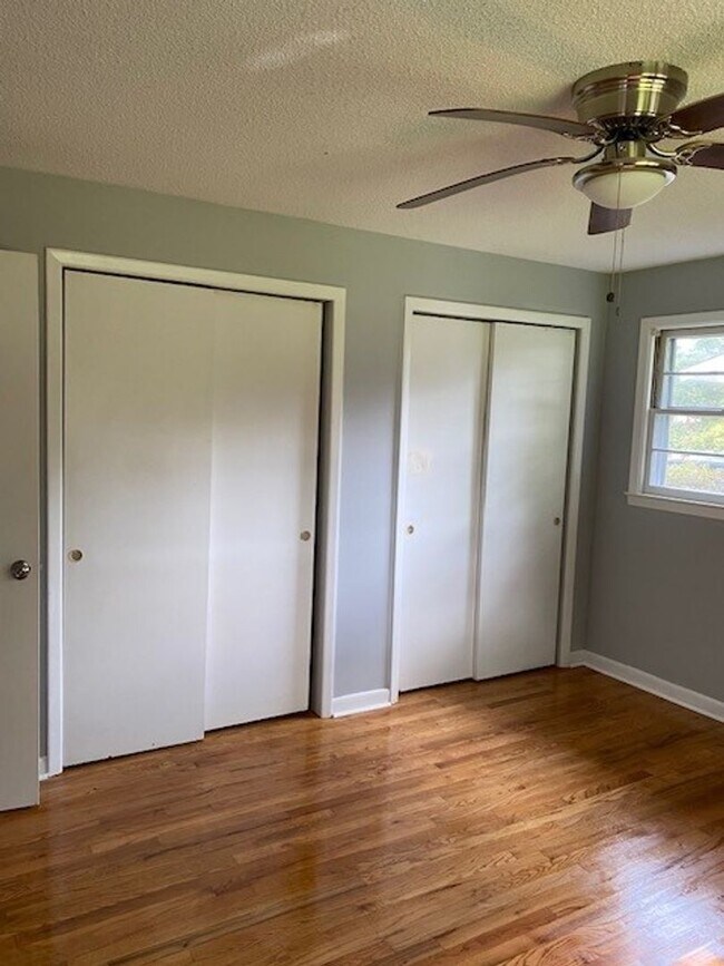 Building Photo - Brick Ranch Home in Pine Valley