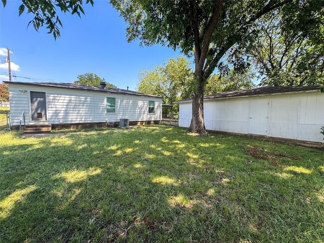 Building Photo - 910 S Austin St