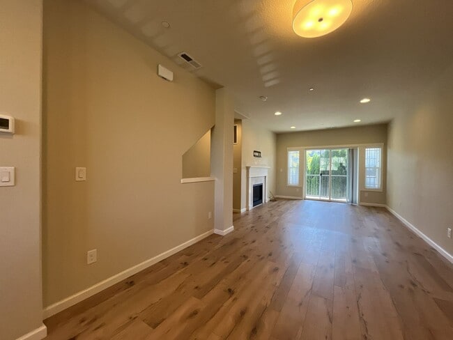 Building Photo - Spacious Bull Mountain Townhome Featuring Two Ensuite Bedrooms, Attached Garage & Modern Finishes &