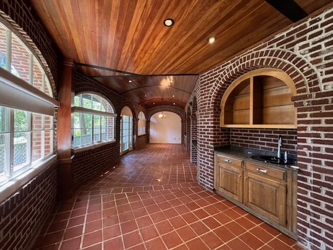 Building Photo - Tri-level townhome in highly desirable Dia...