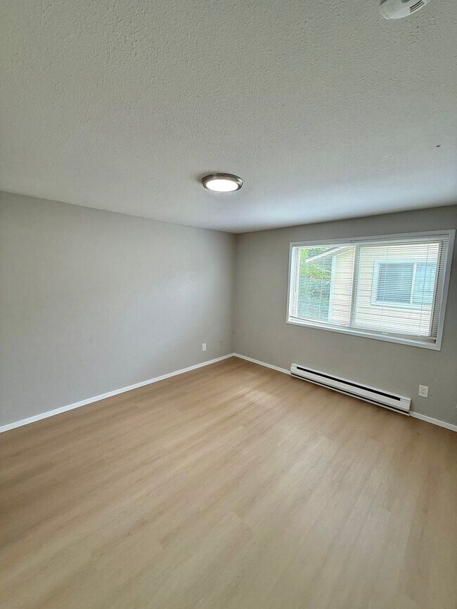 Building Photo - 4-Bedroom North Green Lake Townhouse-Style...