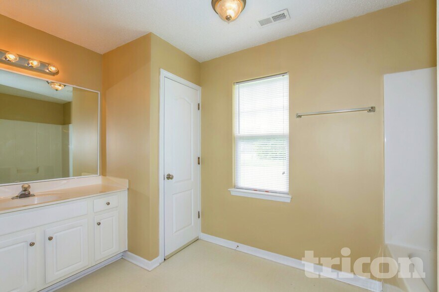 Building Photo - 2125 Sebastiani Dr