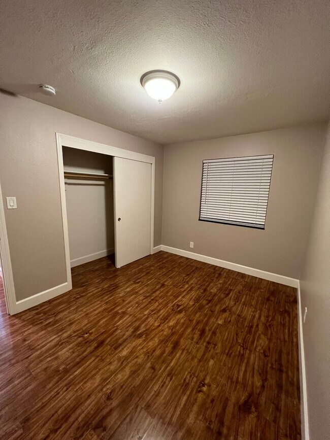 Building Photo - 2400 Shadow Ln