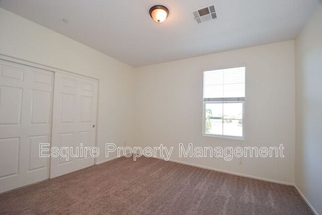 Building Photo - 74 Elm Dr