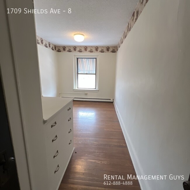 Building Photo - Huge 2 Bedroom! Completely Remodeled!