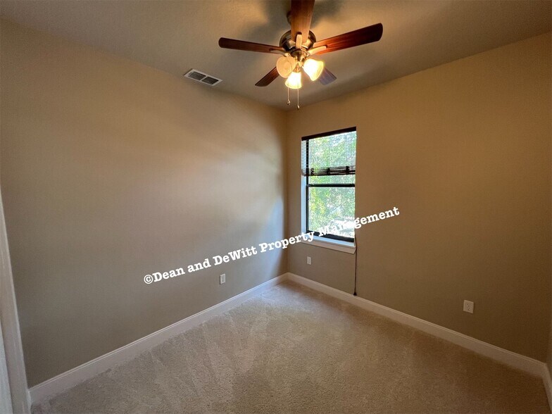 Building Photo - 2 Bed/2 Bath