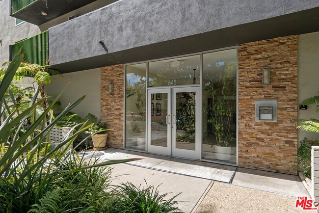 Building Photo - 645 Westmount Dr