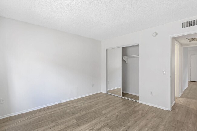 Building Photo - Chatsworth Available Now