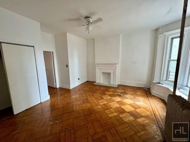 Building Photo - 2.5BR 1BA Crown Heights Limestone Parlor L...