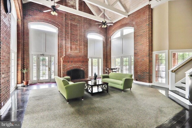Building Photo - Stylish Two-Level Condo in Gables of Tuckerman Near Pike & Rose!