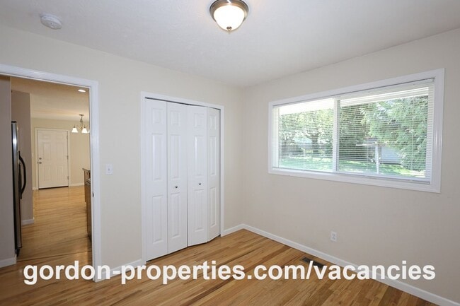 Building Photo - 10851 SE Garrett Dr