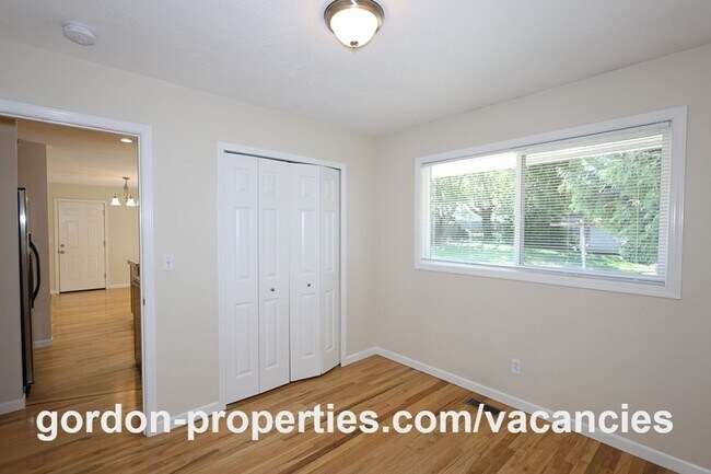 Building Photo - SE Garrett Dr - Milwaukie 3 bedroom with hardwood floors