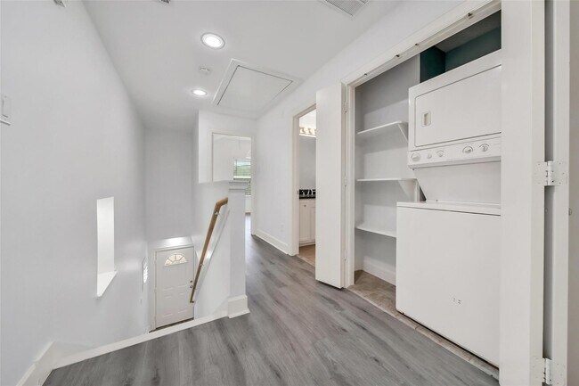 Building Photo - 5951 S Loop E