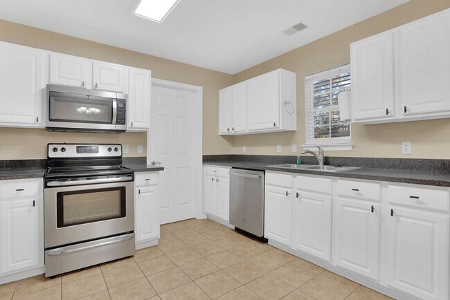 Building Photo - 3 bedroom 2 1/2 bath with loft