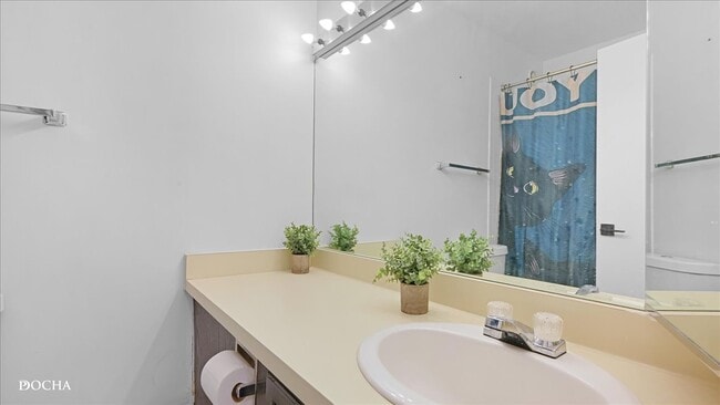 Building Photo - 801 S Plymouth Ct