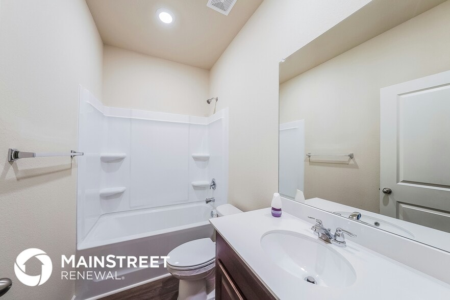 Building Photo - 585 Clover Cir