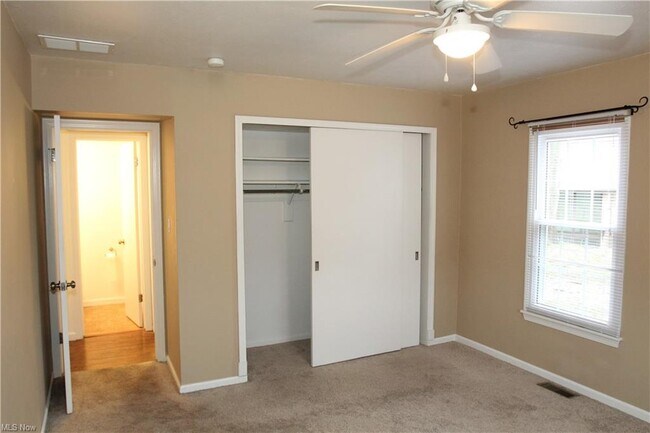 Building Photo - 6910 Carriage Hill Dr
