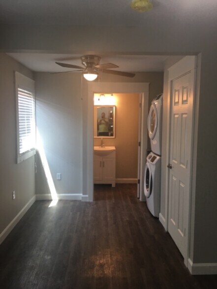 Building Photo - 320 E Main St