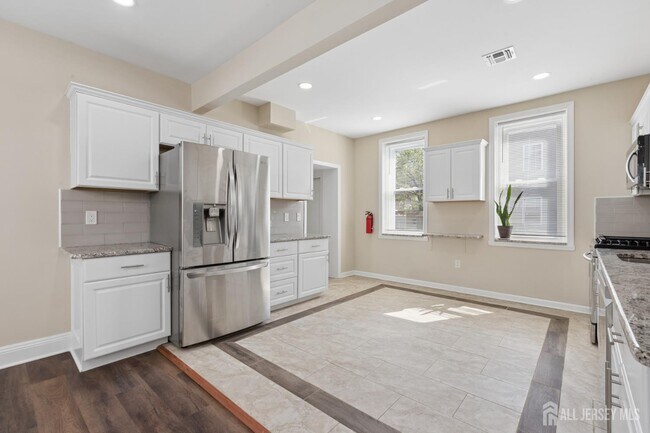 Building Photo - 327 Main St