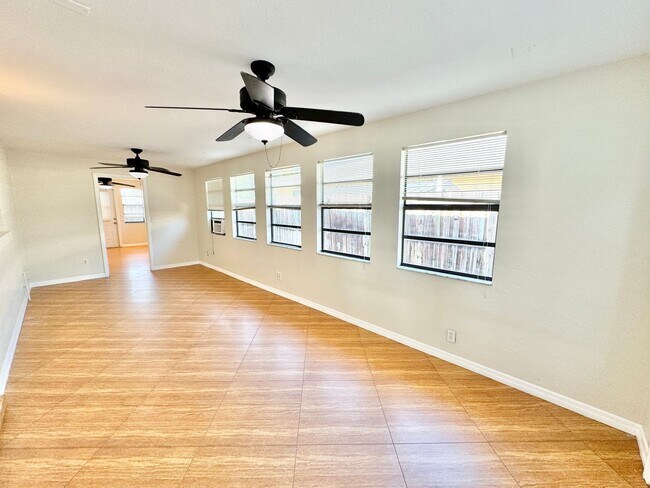 Building Photo - ** CENTRAL NAPLES ** 3 BED + DEN / 2 BATH ...