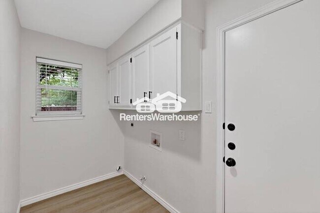 Building Photo - MOVE IN READY COMPLETELY UPDATED - 3BED/2B...