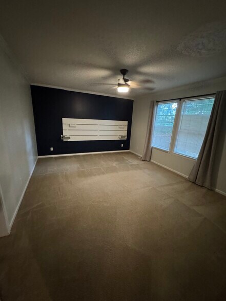 Building Photo - 347 Dills Hls