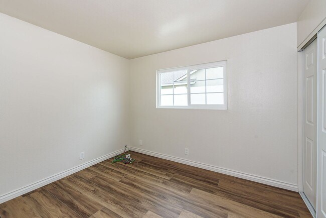 Building Photo - Your Newly Renovated Huntington Beach Oasi...