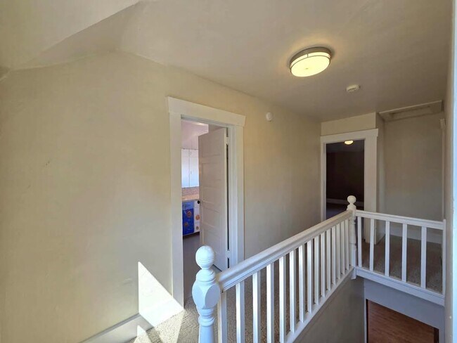 Building Photo - Large 4 Bedroom 2 Bath in Quaint Waterville