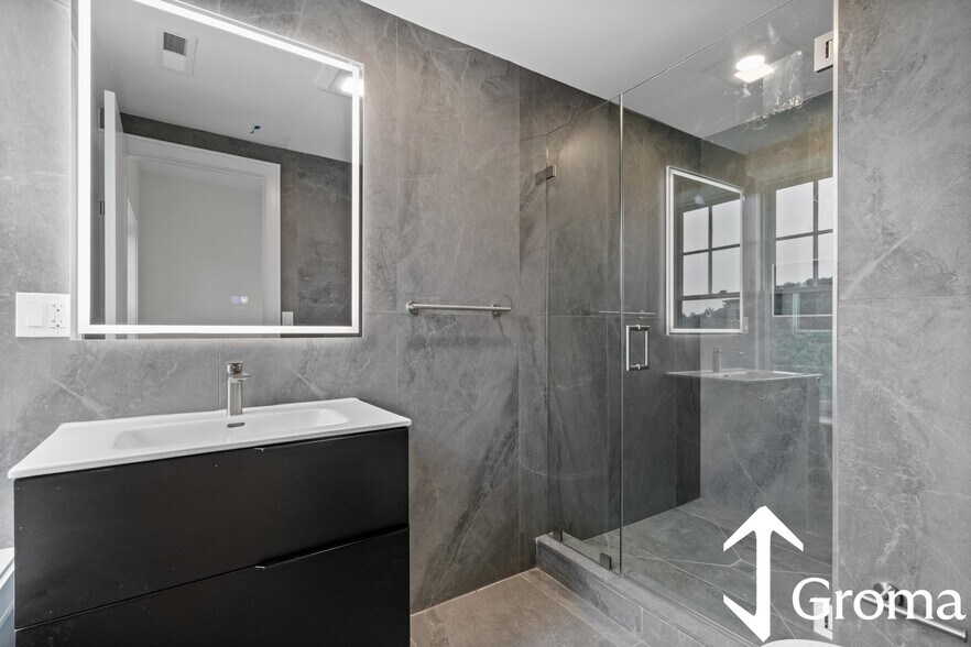 Building Photo - 1580 Beacon St