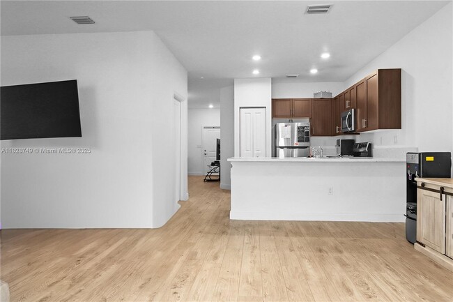 Building Photo - 1434 SW 54 Ave