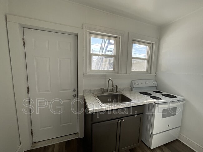 Building Photo - 928 W Princess St