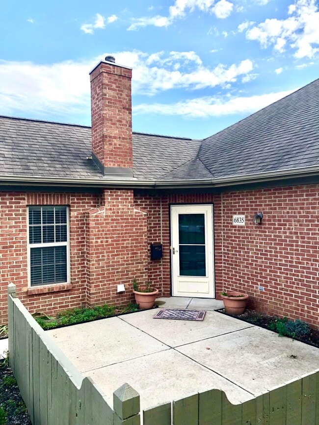 Building Photo - 6835 Villabrook Dr