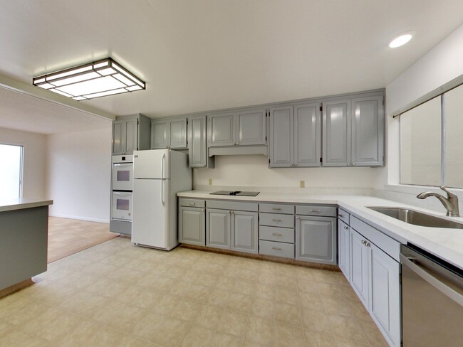 Building Photo - 4BR Home with Jaw-Dropping Views, Garage, ...