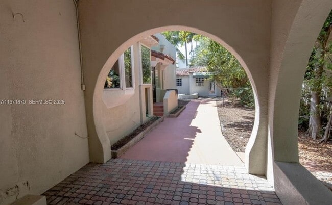 Building Photo - 3050 Alton Rd