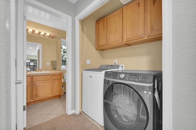 Building Photo - Welcome Home to this beautiful 5-bedroom h...